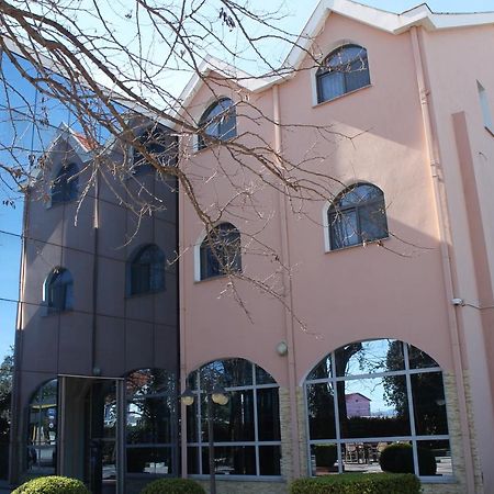 Hotel Hasmegaj Mahall' e Kryethuit Экстерьер фото